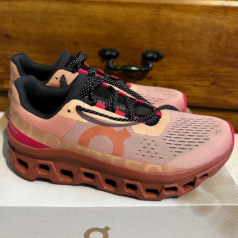 On Cloundmonster, Women 8.5